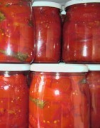 Tomatoes produced in Italy, hand-picked in glass tins